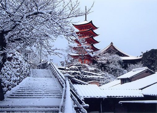宫岛五重塔的冬天景色